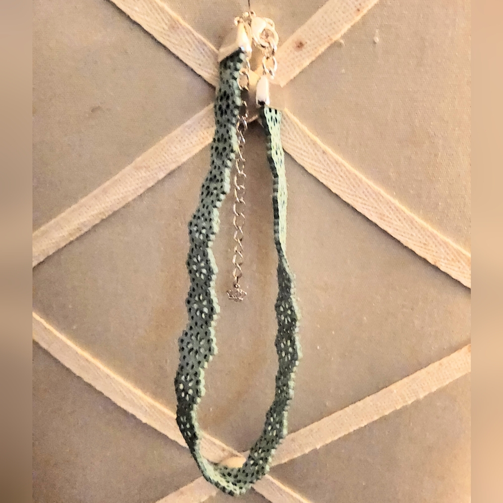 Women's Vtg Chic Green Lace Choker Necklace